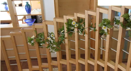 Holzgeländer an einer Stiege mit Pflanzen