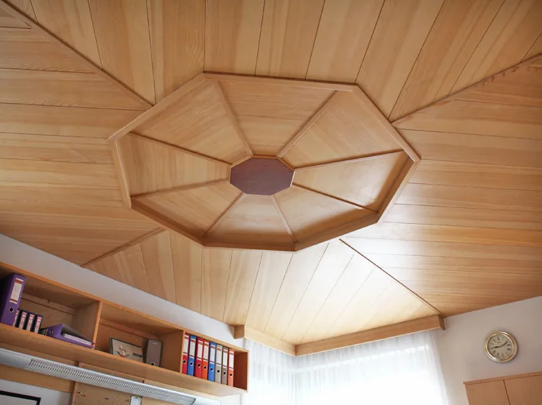 Holzdecke mit achteckiger Rosette, darunter ein Einbauregal