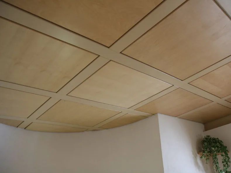Holzdecke mit Kassettenfeldern und geschwungenem Abschluss