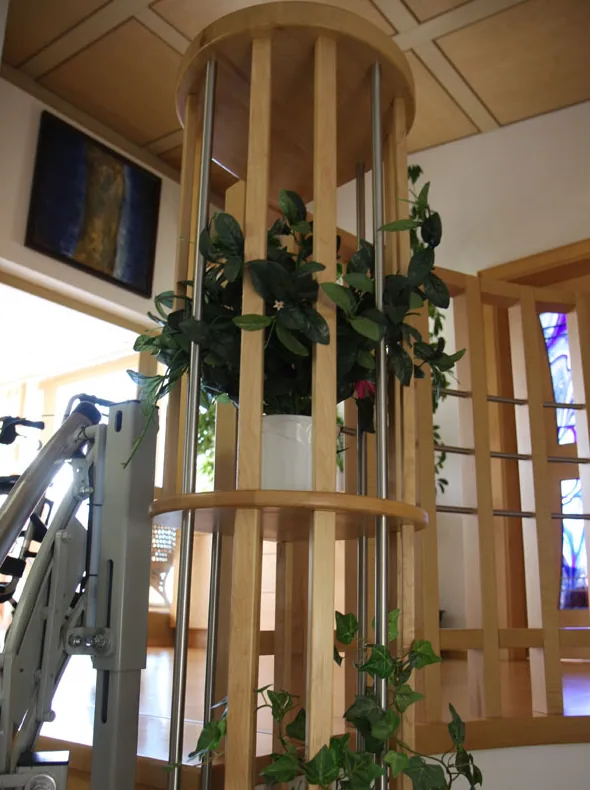 Holzgeländer im Stiegenhaus mit Treppenlift