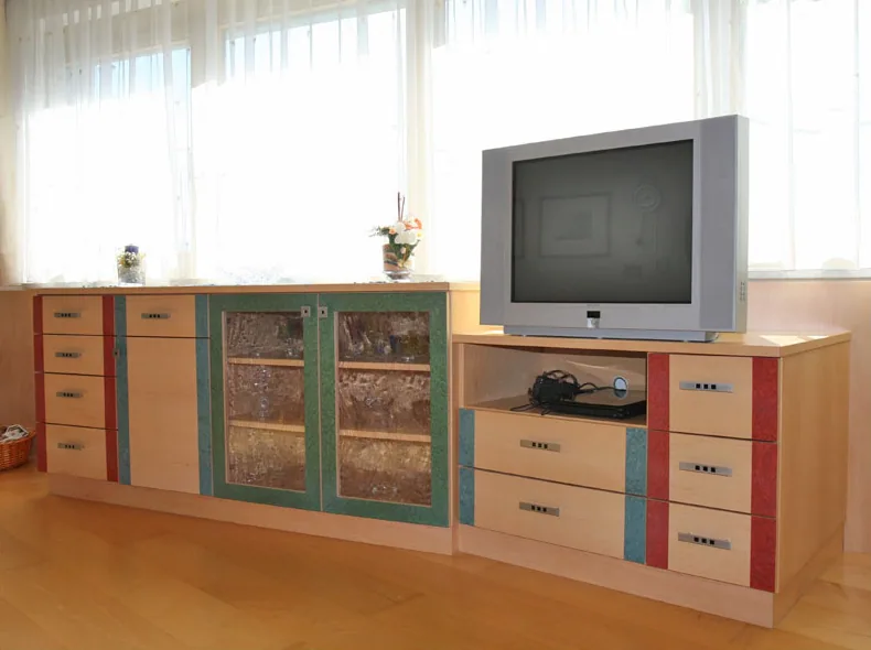 Wohnzimmerschrank in drei Farben mit Glasvitrinen