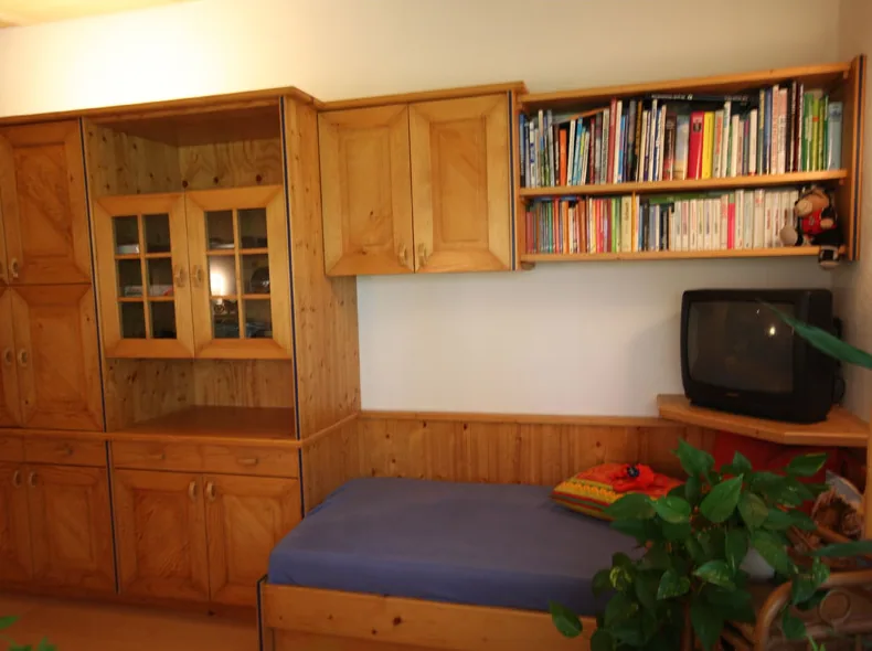 Jugendzimmer im Landhausstil mit Bücherregal und Schrank