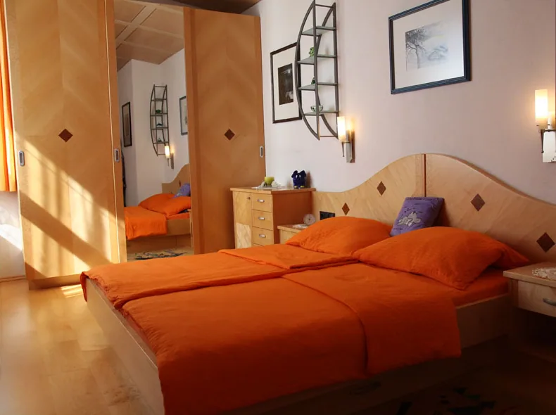 Schlafzimmer aus Birke mit Einlegearbeiten am Kopfteil